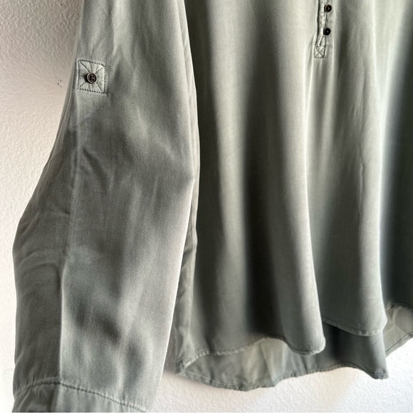 A.n.a. | Olive Green V-Neck Buttoned Tunic Blouse - Picture 2 of 9